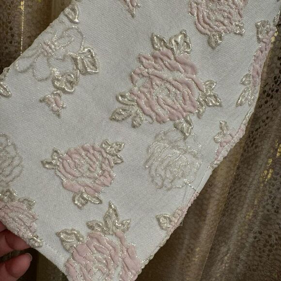 Forever 21 White Metallic Pink Puff Sleeve Regency Floral Jacquard Top M NWT - Picture 3 of 7